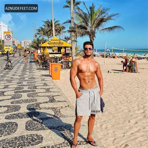Renato Shippee Pelado e Mostrando a Rola Dura.